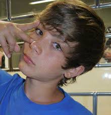 Alex, il protagonista, ragazzo intelligente, coraggioso e vivace, e dei suoi amici d'infanzia nicole, sensibile e segretamente innamorata di lui. Federico Russo Wikipedia A Enciclopedia Livre