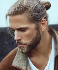 black hair wavy hairstyles for men denim shirt grey shirt man with sunglasses kurze haare und bart lange haare manner frisuren langhaar