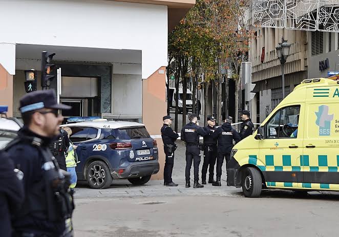 Falso aviso de paquete bomba: El «artefacto sospechoso» de la Diputación de Badajoz resulta ser un regalo navideño de la ONCE | Hoy