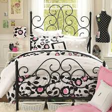 Wrought iron beds and four poster beds can match a country, shabby chic environment in models with wisely shaped rounded headboards or modern. Wrought Iron Beds The Art Of Beauty Confetissimo Women S Blog
