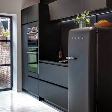Matt Black Is The Perfect Colour To Give A Modern Stylish Touch To Kitchen It Continues To Be A Trend In 2019 Nbsp Nbs Moderne Frigo Noir Idee Deco Maison