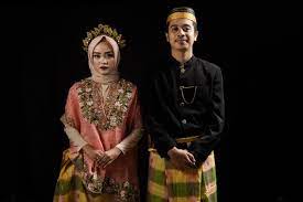 8 foto prewed adat minang ala irish bella megah bak dibantu oleh fotografer diera bachir pemotretan mereka yang beradatkan minang sangat menarik perhatian lho bahkan diwarnai tema rustic lewat properti yang selama ini jarang digunakan yuk kita simak ide foto prewed adat minang ala irish bella. Referensi Foto Prewedding Dengan Tema Adat Lengkap Dengan Hijab Siwaexpress Com