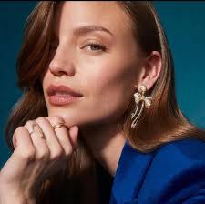 Get these Beautiful Bow Earrings for that special someone for Christmas 🎄 KRISTA  GOLD BOW STATEMENT EARRINGS  https://kellyskorner.net/collections/kendra-scott/products/22127_krista-gold-bow-statement-earrings