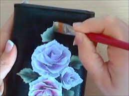 La peinture acrylique est assez facile à utiliser et sèche rapidement avec une finition imperméable. Comment Peindre Rose Youtube