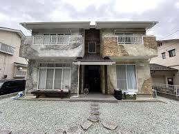 アシンメトリーな外壁デザインで非現実的な雰囲気を再現 ホームウェア リノベーション おしゃれ リノベーション リフォーム