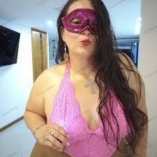 Bajo el rosa, mis secretos se desatan y mi encanto se vuelve irresistible  🩷 beautiful bbw modelo curvy rosa