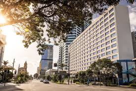 ऑकलैंड का एलिगेंट कॉर्डिस होटल शहर के मनोरम दृश्य प्रस्तुत करता है