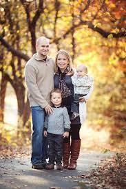 20 Creative Family Photo Ideas Mybabydoo Photography Poses Family Family Posing Fall Family Portraits