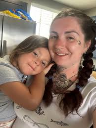 What hair color suits round face?