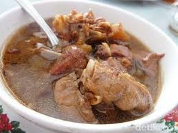 Bakso umumnya dibuat dari campuran daging sapi giling dan tepung tapioka, tetapi ada juga bakso yang terbuat dari daging ayam, ikan, atau udang bahkan daging kerbau. Rabeg Sajian Daging Kambing Legendaris Favorit Sultan Banten