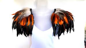 Black Bird With Orange Shoulders Pin De Karla Muniz En Outfit Mine Plumas Con Plumas Ropa