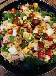 Uunilohta ja paras soosi ikinä. Halloumi Couscoussalaatti