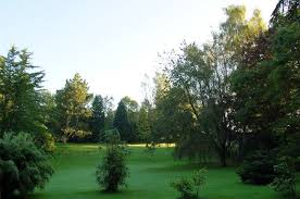 Le Jardin De Cette Jolie Maison Traditionnelle A Colombages Exposee Plein Sud Descend En Pente Douce Vers La Foret P Jardin En Pente Art Des Jardins Paysagiste