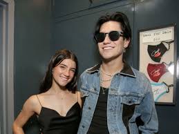 She switches up her style frequently in order to keep up with the latest trends. Charli D Amelio Wieder Zusammen Sie Taucht In Lil Huddys Musikvideo Auf Und Spielt Seine Geliebte Bunte De