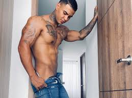 Muscled Hunk Darius Ions Strips Live - Nude Men, Nude Male Models, Gay  Selfies \u0026 Gay Porn