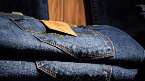 Lipat seluar jeans dengan separuh dengan menyambung kedua kaki bersama jahitan ketat ke jahitan. Cara Mencuci Celana Jeans Agar Warna Tak Cepat Pudar