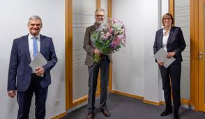 Unterwegs den kontostand prüfen, dringende überweisungen erledigen oder einen geldautomaten finden: Nachster Schritt In Der Neuausrichtung Der Unternehmensfuhrung Vr Bank Main Kinzig Budingen Eg