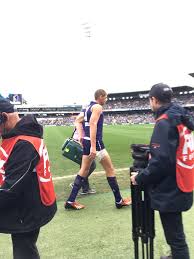 Sandilands led brudte ribben og en sammenbrudt lunge efter at have været knæet i ryggen af nic. Joel Saratsis On Twitter Aaron Sandilands Out Of The Game In The 1st Qtr With A Right Hamstring 6prfootball Aflfreosaints