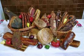 Magiunul de topoloveni este o vedeta in randul produselor traditionale romanesti, participand exista specialisti care sustin chiar ca ar fi o reteta inventata de haiduci. Produse Din Carne Vandute La BucureÈ™ti Ca Fiind TradiÈ›ionale Din Sibiu O InÈ™elÄƒtorie DemascatÄƒ Ora De Sibiu