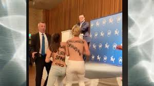 Streit um Lampedusa-Flüchtlinge: Nackte Femen-Aktivistinnen attackieren  Olaf Scholz | STERN.de