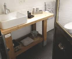 Peu encombrante et pleine de style, la commode peut aisément elle peut aussi s'adapter facilement à différents espaces : Diy Meuble De Salle De Bains 3 Idees Pour Un Relooking Cote Maison