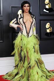 Doja cat made a dramatic entrance at the 2021 grammy awards in the most unique gown of the night. 8pc8sni0cndnom