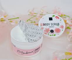 Buat sendiri scrub kopi yang tidak meninggalkan rasa berminyak di kulit sehabis dipakai. Review Scarlett Brightening Shower Scrub Body Lotion Dan Body Scrub Racun Warna Warni
