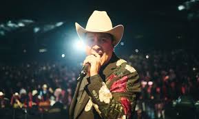 Julión Álvarez pisa celular lanzado por un fan durante concierto en CDMX y  desata polémica – El Diario de Coahuila