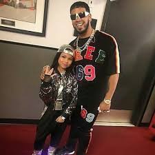 Genesis guzman is available on instagram to handle as @genesisdeozuna. La Imagen Puede Contener 2 Personas Bunny Fashion Rap Wallpaper Latin Artists