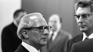 Die frau auf dem foto gratuliert erich honecker 1976 zur wahl des generalsekretärs des zentralkomitees der sed in der ddr. Deutschlandfunk Kalenderblatt
