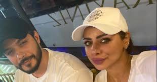 اسمها الحقيقي (مريم جاسم البلوشي) ،نشأت في أسرة فنية فوالدها كان عازفًا جيدًا للعود، وهي الشقيقة وسطى للممثلات (مي) و(هند البلوشي). Ø¹Ù„ÙŠ ÙŠÙˆØ³Ù ÙŠØ®Ø±Ø¬ Ø¹Ù† ØµÙ…ØªÙ‡ Ø¥Ù† ÙƒØ§Ù†Øª Ù‡Ù†Ø¯ ØªØ¹ØªØ¨Ø± Ø§Ù„Ø²ÙˆØ§Ø¬ Ù‚Ø§Ø¦Ù… ÙØ£Ù…Ø§Ù… Ø§Ù„Ù…Ù„Ø£ Ø£Ù‚ÙˆÙ„Ù‡Ø§ Ø¥Ù†ØªÙŠ Ø·Ø§Ù„Ù‚ Et Ø¨Ø§Ù„Ø¹Ø±Ø¨ÙŠ