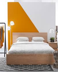 La migliore fasciatoio a parete ikea varia per persone diverse. Chambre A Coucher Simple Et Sobre Avec Motif Graphique Orange Et Blanc Au Mu Camera Da Letto Semplice Pareti Camera Da Letto Ragazza Camera Da Letto Arancione