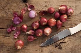 Although it's larger and longer than the typical onion, it has a mild and sweet taste. Substitute For Shallots Which Alternative Is The Best If You Re Out