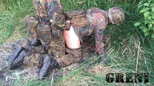 Military: 2 Soldaten im Gelände - ThisVid.com