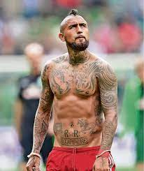 There is a tattoo of a sailing wheel of a ship enclosed in an outline of the spade from the deck of cards on ramos' right elbow. Sein Onkel Santiago Spricht In Bild Darum Rastet Vidal In Chile Immer Aus Fifa Wm 2018 Bild De