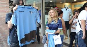 Approximately 500 ilary blasi photos available for licensing. Lazio Presentata La Nuova Maglia Lulic Vogliamo Riportare La Gente Allo Stadio Serve Lo Spirito Di Squadra