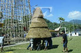 Kalau bingung, intip saja beberapa referensi di bawah ini. Pohon Natal Unik Di Toraja Berbahan Rumput Dan Bambu Fajar