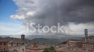 (météorologie) phénomène optique et météorologique qui rend visible le spectre continu de la lumière du soleil quand il brille pendant la pluie ou sur des gouttelettes (jet d'eau, chute d'eau, etc.). Arc En Ciel Perugia Italie Photos Freeimages Com