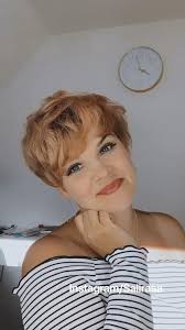 Besonders voluminöse frisuren halten so besser. Pixie Mit Volumen Frisuren Fur Kurze Haare Video In 2020 How To Curl Short Hair Short Hair Styles Pixie Hair Styles