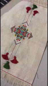 Beenilen Desenli Runner Modeli Etnik Ev28 Saat Masa Rts Ve Ok Evetnik Desen Hand Embroidery Designs Hand Embroidery Stitches Embroidery Inspiration