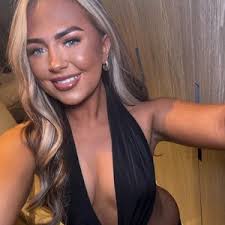 Eloise Adams🍒 (@eloiseadamsx)