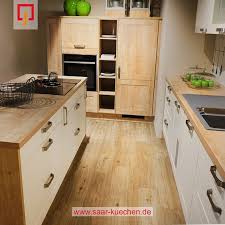 Moderne Landhauskuche In Magnolie Mit Eiche Kucheninsel Hochschrank Mit Lifttur Apothekerschrank Nischenverkleidung Mit Haus Kuchen Landhauskuche Kuche