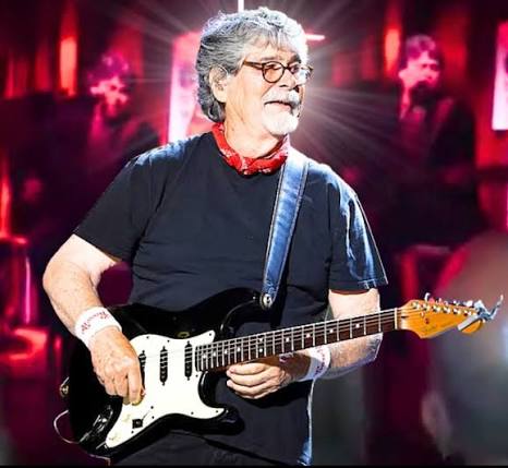 After 50 years away from that tiny stage, Randy Owen quietly began singing the very first song that launched his journey—and within seconds, the entire crowd fell silent. As his familiar voice