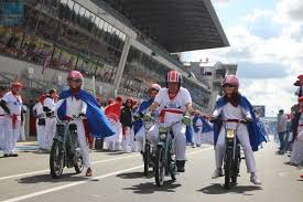 Le grand prix meule bleue s'inscrit dans la veine de ces évènements gentiment fous et décalés qui font du bien au moral. Le Mans Les Meules Bleues A Fond Dans La Ligne Droite Du Circuit Videos Le Mans Maville Com