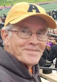 Dennis Hetzel's Instagram, Twitter & Facebook