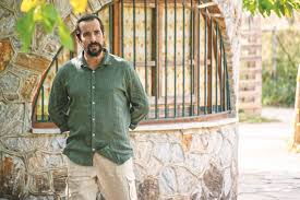 Σπούδασε στο mozarteum στο σάλτζμπουγκ της αυστρίας και συνέχισε την θεατρική της έρευνα και μετεκπαίδευση με τους anatole vassiliev, fiona templeton, albert filosov και miriam king. Tasos Noysias O Xarismatikos O H8opoios Se Mia Ef Olhs Ths Ylhs Synentey3h Sto Downtown Downtown Gr