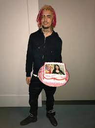 He sparked rumors that he has a child with miranda cosgrove in 2018 when he posted another photo of a child with the caption: Lil Pump On Twitter Icarly Im Trynna Fuck So I Made U A Cake Esskeetit