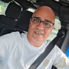 A NUESTROS HERMANOS Y HERMANAS RETIRADOS POR AÑOS DE SERVICIO Hoy queremos  reconocerlos. Ustedes cargaron el uniforme con orgullo, enfrentaron el  peligro, soportaron jornadas interminables y sacrificaron momentos con sus  familias para