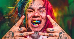 5 důležitých otázek o Tekashim po propuštění: Může jít na Instagram? Je v  ohrožení života? Čeká ho program na ochranu svědků?