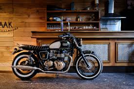 The Custom Triumph Bonneville T100 Classic Air Cooled Built By Baak Motocyclettes Workshop In Lyon France Triumph Bonneville T100 Motos Guzzi
